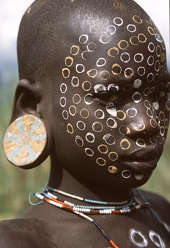 Em bé người châu Phi này chắc hẳn phải trải qua thời gian đau đớn lắm mới đeo vừa chiếc khuyên tai kia.