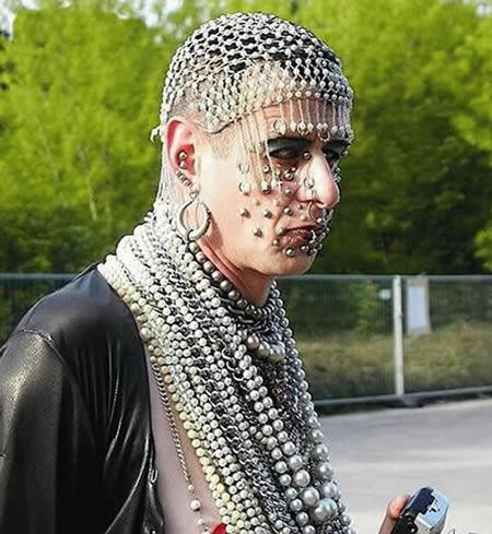 Chàng trai này đính đầy khuyên trên mặt và mũi.