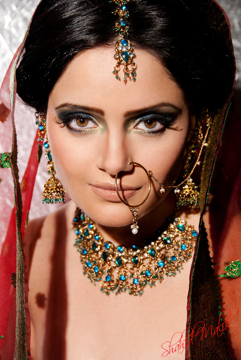 Phụ nữ Ấn Độ thường dùng các loại khuyên lớn nhỏ xuyên cánh mũi, hoặc đính nhẹ các hạt đá long lanh bên khe mũi để biểu thị tình trạng hôn nhân của mình.