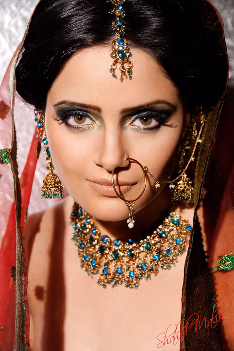 Phụ nữ Ấn Độ thường dùng các loại khuyên lớn nhỏ xuyên cánh mũi, hoặc đính nhẹ các hạt đá long lanh bên khe mũi để biểu thị tình trạng hôn nhân của mình.