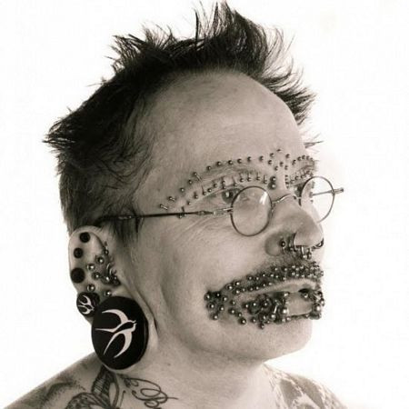 Ông cũng đeo 25 chiếc quanh mắt, 8 chiếc quanh 2 lỗ mũi và 278 chiếc trên người.