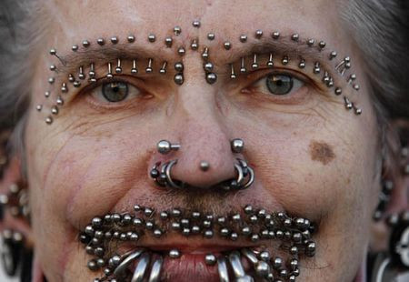 Gương mặt chi chít những chiếc khuyên và đinh trang trí của ông Rolf Bucholz.