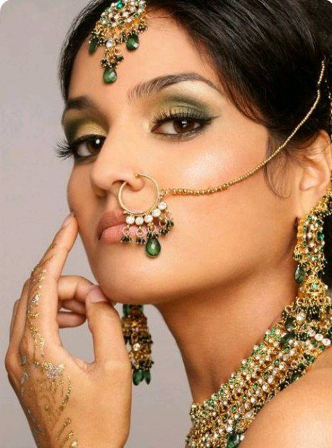 Thậm chí, đối với phụ nữ một số nước như Ấn Độ, Chiếc khuyên mũi với hoa văn và tạo hình cầu kỳ là một biểu tượng cho nét đẹp của phụ nữ.