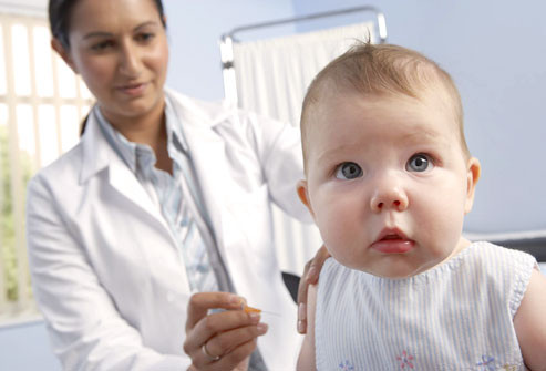 Tiêm phòng để bảo vệ trẻ. Vắc xin DTaP là một loại vắc xin an toàn, có thể bảo vệ những đứa trẻ chống lại bệnh ho gà. Bạn nên lưu giữ hồ sơ tiêm chủng của trẻ cẩn thận, ở một nơi an toàn. Vì bạn có thể sẽ cần tới những hồ sơ này để cung cấp cho nhà trường, trong trường hợp đứa trẻ bị nhiễm bệnh ho gà sau đó. Những đứa trẻ cần được tiêm phòng bệnh ho gà vào các thời điểm 2 tháng, 4 tháng, 6 tháng, 15-18 tháng, và từ 4-6 tuổi.