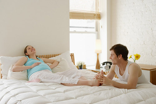 Đôi chân rất mệt mỏi vì phải nâng đỡ cơ thể đang ngày một "phình" lên của bạn