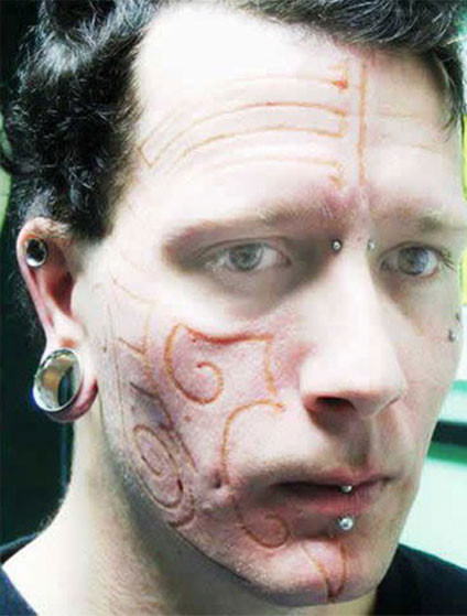 Trang điểm bằng khuyên trên mặt.