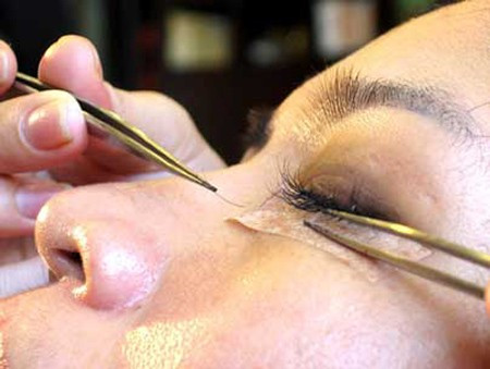 Các miếng băng này có tác dụng hạn chế việc co cơ mi dưới.