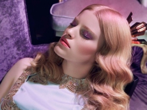 Đi ngủ với khuôn mặt còn nguyên trang điểm. Rửa mặt của bạn trước khi đi ngủ là giúp lấy đi lượng dầu tích tụ suốt cả một ngày, ngăn ngừa tắc nghẽn lỗ chân lông và phòng tránh nhược điểm cũng như mụn đầu đen.