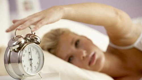 Kiểm tra thời gian. Đôi khi bạn có thói quen thức dậy lúc nửa đêm và kiểm tra xem còn bao lâu nữa thì đến giờ đi làm hay lo lắng khi chuông đồng hồ reo. Không nên làm điều này! Đừng để đồng hồ cạnh giường và hãy thôi lo lắng về tiếng chuông reo.