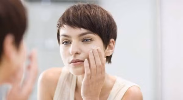 Bỏ qua những sản phẩm chống lão hóa. Sự ra tăng nhiệt độ của cơ thể khi bạn đang ngủ làm ra tăng việc hấp thụ thành phần chăm sóc da. Hãy tận dụng lợi thế của việc này để hấp thụ những sản phẩm chống lão hóa với những thành phần như retinol và glycerin cho làn da bạn một cách tốt nhất.