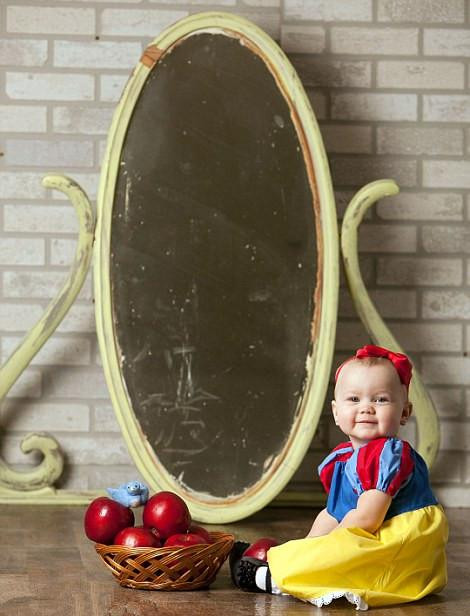 Bé Maddie hóa thân thành nàng công chúa xinh đẹp trong truyện cổ "Nàng Bạch Tuyết và Bảy chú Lùn".