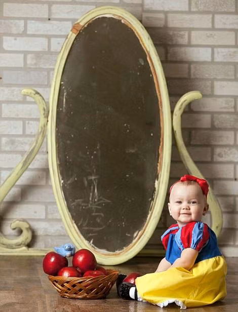 Bé Maddie hóa thân thành nàng công chúa xinh đẹp trong truyện cổ "Nàng Bạch Tuyết và Bảy chú Lùn".