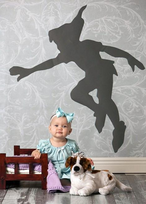 Maddie đang chờ Peter Pan đến với ‘chú chó Nana’ bằng bông.