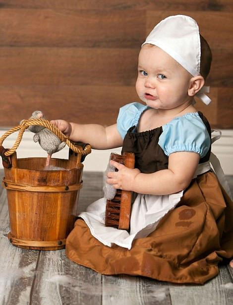 Cô bé Lọ Lem tất bật với những công việc của bà mẹ kế giao cho.