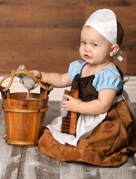 Cô bé Lọ Lem tất bật với những công việc của bà mẹ kế giao cho.