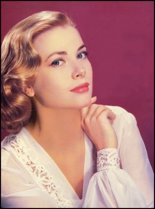 Những năm 1950. Tới năm 1950, vẻ đẹp nữ tính, quyến rũ đã trở lại. Dù đang dự tiệc nấu ăn, các cô gái tiêu chuẩn của thời kỳ này cũng phải trang điểm kỹ lưỡng, bao gồm son môi, phấn mắt và phấn má hồng.