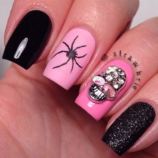 Dành cho những cô nàng ưa thích màu hồng nhưng vẫn không kém man rợ với nhện đen và đầu lâu.