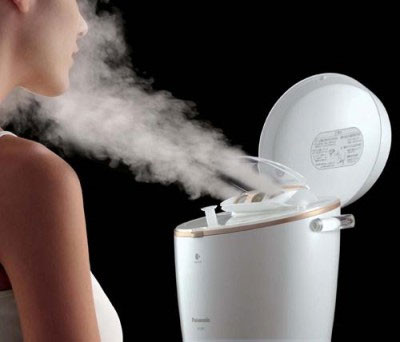 Lạm dụng xông hơi. Mọi người rất thích xông hơi với niềm tin rằng họ đang làm cho các lỗ chân lông được mở rộng và những cặn bã, bụi bẩn theo đó sẽ bong ra ngoài. Nhưng thực tế là bạn có thể lại gặp phải triệu chứng không mong đợi như một làn da đỏ ửng do những mao dẫn bị giãn nở. Nhiều bác sĩ da liễu cho rằng hơi nước không mang lại giá trị lâu dài. Nếu bạn vẫn muốn xông hơi thì hãy đến một beauty làm đẹp chuyên nghiệp và nhờ nhân viên có tay nghề cao giúp bạn.