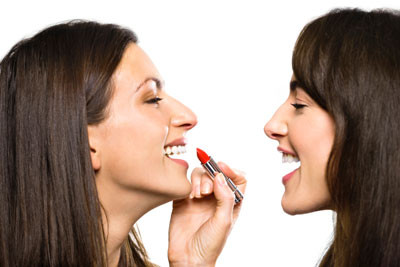 Dùng chung đồ trang điểm. Một cây son môi hai người dùng chung thì sao? Bạn có thể nghĩ rằng nó chẳng là vấn đề gì? Người ta vẫn trang điểm kiểu hội đồng đấy thôi. Nhưng với các bác sĩ da liễu thì đây làm một nguy cơ lan truyền bệnh cảm cúm hay chốc lở nhanh hơn bao giờ. Một người bạn tốt không phải là người hại ta chứ?