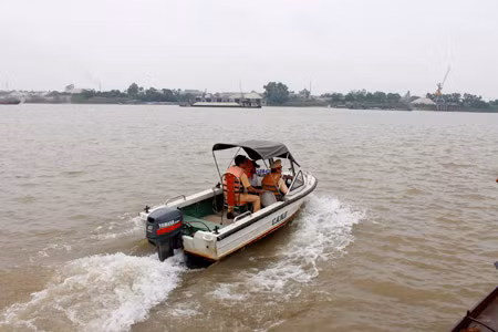 Công an Hà Nội vẫn tiếp tục tìm kiếm thi thể nạn nhân.