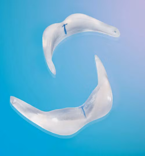 Miếng silicon - hay còn gọi là vật dụng độn cằm sẽ được cấy vào bên trong cằm để tạo hình khuôn mặt V-line