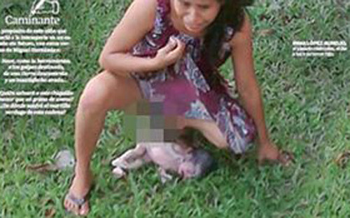 Aurelio quỳ một chân và sinh con.