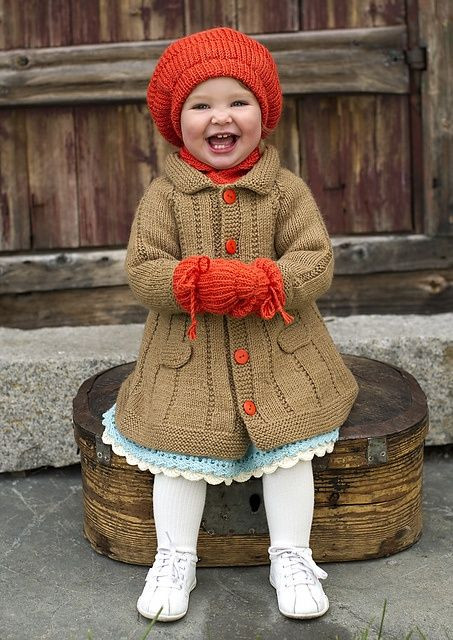 Bằng cách kết hợp váy, áo, mũ, găng tay từ chất liệu len cũng tạo nên phong cách cổ điển cực đáng yêu cho bé ngày đổi gió.