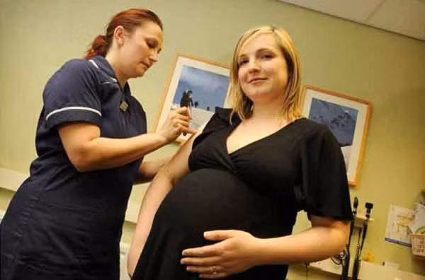 Tiêm chủng đúng và đủ. Có nhiều loại vaccin an toàn và được khuyên sử dụng trong thai kỳ, nhưng một sô thì không. Dùng đúng và đủ loại vaccin, vào đúng thời điểm có thể giúp bà mẹ và em bé khỏe mạnh, an toàn. Hãy hỏi bác sĩ về lịch tiêm chủng cần thiết trước và khi mang thai.