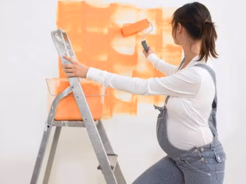 Thuốc trừ sâu và các loại sơn: Chứa nhiều chất hóa học Deet có hại cho sức khỏe, khiến bạn buồn nôn, nhức đầu, thậm chí làm thai nhi chậm phát triển. Tốt nhất bạn không nên tự mình sơn nhà hay phun thuốc trừ sâu. Nếu phải tiếp xúc trong mội trường này, bạn nên mặc áo dài tay, đeo khẩu trang hay các trang phục bảo hộ khác. Các hóa chất này có thể lưu trên quần áo hay cư trú trên da, vì vậy, bạn nên thay quần áo và tắm rửa sạch sẽ sau đó.