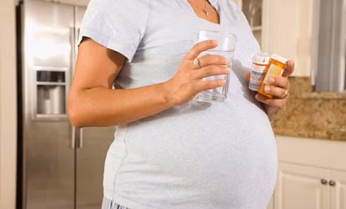 Không dùng thuốc có chất gây nghiện. Thai phụ dùng thuốc có chất gây nghiện có thể bị sinh non, sinh con nhẹ cân hoặc thai nhi có thể gặp các khuyết tật khi sinh. Phụ nữ nghiện cocain khi mang thai có thể sinh con bị khuyết tật ở tay, chân, hệ tiết niệu và tim.