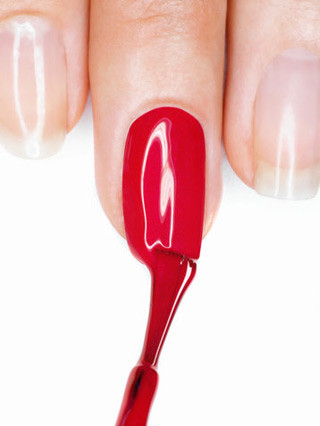 Chất sơn móng tay: Nhiều thai phụ có cảm giác choáng váng, chóng mặt khi phải tiếp xúc hay làm việc trong môi trường nhiều hóa chất mỹ phẩm như các cửa hàng, dịch vụ làm đẹp. Các nghiên cứu khoa học chỉ ra rằng, một số độc tố có trong nhiều loại sơn móng tay có thể gây nên tình trạng đau đầu, thậm chí sẩy thai ở bà mẹ.