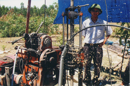 Máy khoan đang khoan điểm đầu tiên tại Vũng Chùa.