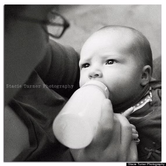 Trong bộ ảnh của mình, Stacie Turner đã chụp lại những hình ảnh chân thực nhất, tự nhiên nhất về một hành động cũng hết sức thiêng liêng: cho con bú.