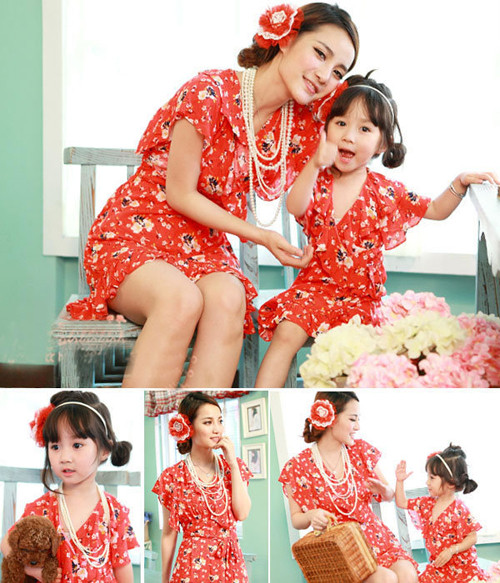 Một chi tiết cách điệu nơi tay váy cũng là cách hay để mẹ và con gái diện chung trang phục.