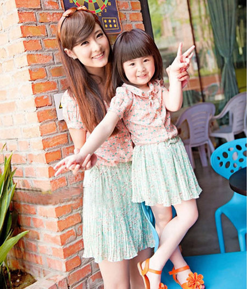Chân váy ngắn xếp li chất liệu voan điệu đà sẽ khiến hai mẹ con trông thật tinh tế.