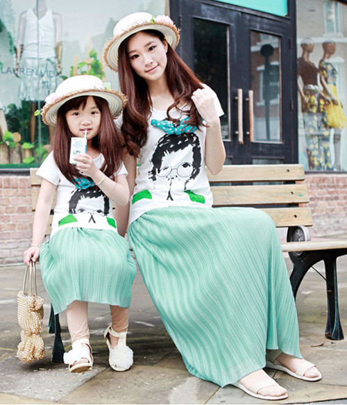 Sắc xanh bạc hà tươi mát trên chân váy midi xếp nếp mang đến ánh nhìn nữ tính.