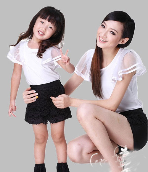 Quần shorts ren thanh lịch với sơ mi trắng, tone đen-trắng sẽ tạo nên sự khác biệt khi xuống phố.