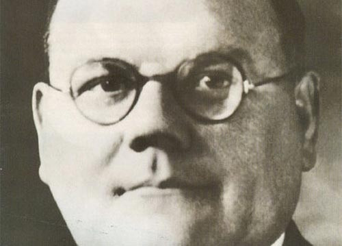 John Bodkin Adams (1899-1983) là một bác sĩ người Anh mà trong khoảng thời gian từ năm 1946 đến 1956 đã gây ra cái chết của 160 bệnh nhân bằng cách kê thêm thuốc giảm đau không cần thiết để cuối cùng họ chết vì dùng thuốc quá liều. Một trong những điều ngạc nhiên là cách thức Adams "cám dỗ" các bệnh nhân nữ, khiến cho 123 người trong số các nạn nhân của ông ta viết lại di chúc để thêm tên của bác sĩ này vào.