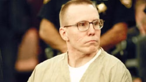 Michael Swango, một bác sĩ người Mỹ cũng là chuyên gia đầu độc các bệnh nhân của hắn, những bệnh nhân được hắn chăm sóc thường bị đuối sức, chết từ từ mà không rõ nguyên nhân. Cuối cùng, ông ta trúng bẫy của một nhóm đồng nghiệp khi họ cố tình để ông ta một mình trong phòng với một bình trà đá và phát hiện ông này bỏ chất xịt kiến vào bình trà nhằm đầu độc đồng nghiêp, ông ta bị xử tù trung thân.