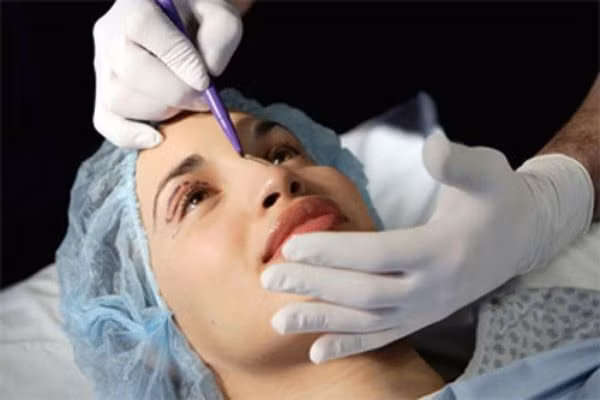 Tiếp theo, bác sĩ cắt bỏ một phần mô ở mi mắt, rồi tạo sự liên kết bằng cách khâu cân cơ nâng mi với da.