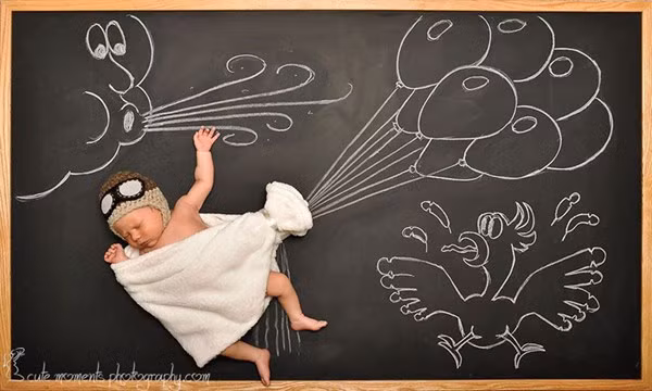 Một không gian thơ mộng khác, bé như đang vi vu trong gió với chùm bóng bay đưa bé đi khắp nơi trong không gian.