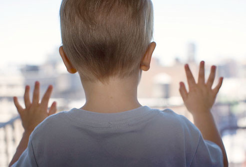 Đừng để vi khuẩn phát tán. Không nên trì hoãn việc điều trị. Việc điều trị càng sớm, người bệnh càng mau chóng ngừng việc phát tán vi khuẩn sang người khác. Không nên quay lại nơi làm việc hoặc trường học cho tới khi bác sĩ thông báo cho bạn biết tình trạng sức khỏe của bạn đã thực sự tốt. Hãy nhớ, ho gà có thể gây tử vong và đặc biệt những đứa bé dưới 7 tuổi đối diện với nguy cơ này rất cao.