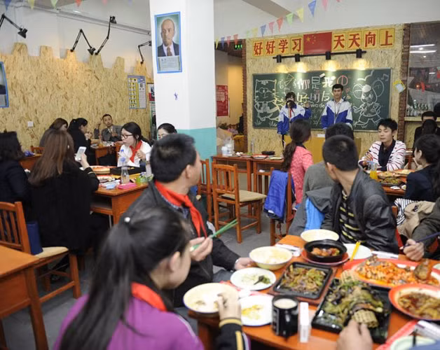Nhà hàng ăn mang phong cách lớp học này lần đầu tiên được mở ra ở Trường Xuân, Cát Lâm, Trung Quốc.