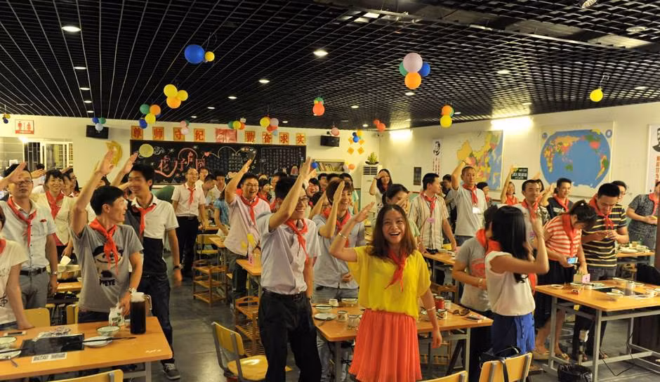 Khách hàng đang thực hiện ca khúc đồng ca trong nhà hàng "lớp học".