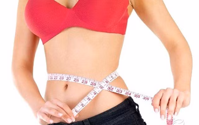 Mẹo dải ruy băng. Nếu các chị em đang có một bữa ăn tối không thể nào từ chối, mà vẫn muốn bản thân ăn từ tốn để giảm cân, hãy thử theo mẹo dải ruy băng. Nghe thì thật kì lạ nhưng mình đã thử và rất thành công. Mình buộc nhẹ 1 dải dây ruy băng quanh eo, không quá chật nhưng cũng không quá lỏng để nó bị rơi xuống. Khi ăn, mình có thể kiểm soát được việc ăn uống, không ăn quá no nhờ dải dây buộc này.