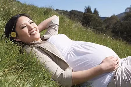 Một kì nghỉ cuối tuần lãng mạn. Tại sao không? Vợ chồng bạn nên lập kế hoạch cho một kì nghỉ cuối tuần khoảng 2-3 ngày ở những địa điểm gần, khu thiên nhiên thoáng mát hoặc một bãi biển lãng mạn. Những cảm xúc chỉ dành cho hai người sẽ trỗi dậy khiến tình yêu của hai người thăng hoa hơn và đối tác sẽ cảm thấy có trách nhiệm hơn với gia đình và với đứa con sắp chào đời trong bụng bạn.