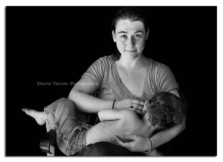 Bà mẹ này cho con bú đến khi cậu bé này được 2 tuổi.