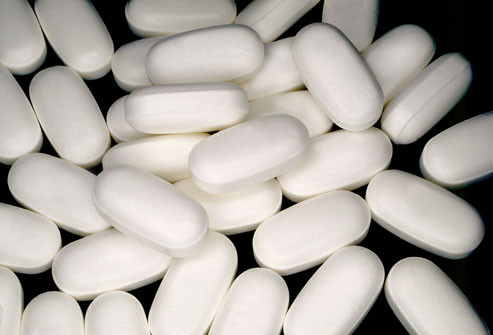 Điều trị cho cả gia đình. Những loại thuốc kháng sinh như erythromycin đã từng được sử dụng để chữa bệnh ho gà. Chúng cũng giúp rút ngắn thời gian lây nhiễm, sau khoảng thời gian năm ngày sau khi người bệnh bắt đầu điều trị. Bất cứ ai đã bị nhiễm bệnh ho gà nên uống thuốc kháng sinh để ngăn ngừa khả năng lây nhiễm bệnh sang người khác.