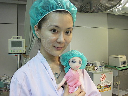 năm 2010 Trần Lợi Mẫn lại tiếp tục "hành trình" "dao kéo" với chiếc xương quai hàm.