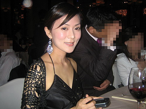 Chiếc cằm ngắn, vuông trước kia đã được thay bằng chiếc cằm khác nhọn hơn, tạo nên khuôn mặt V-line thanh tú.